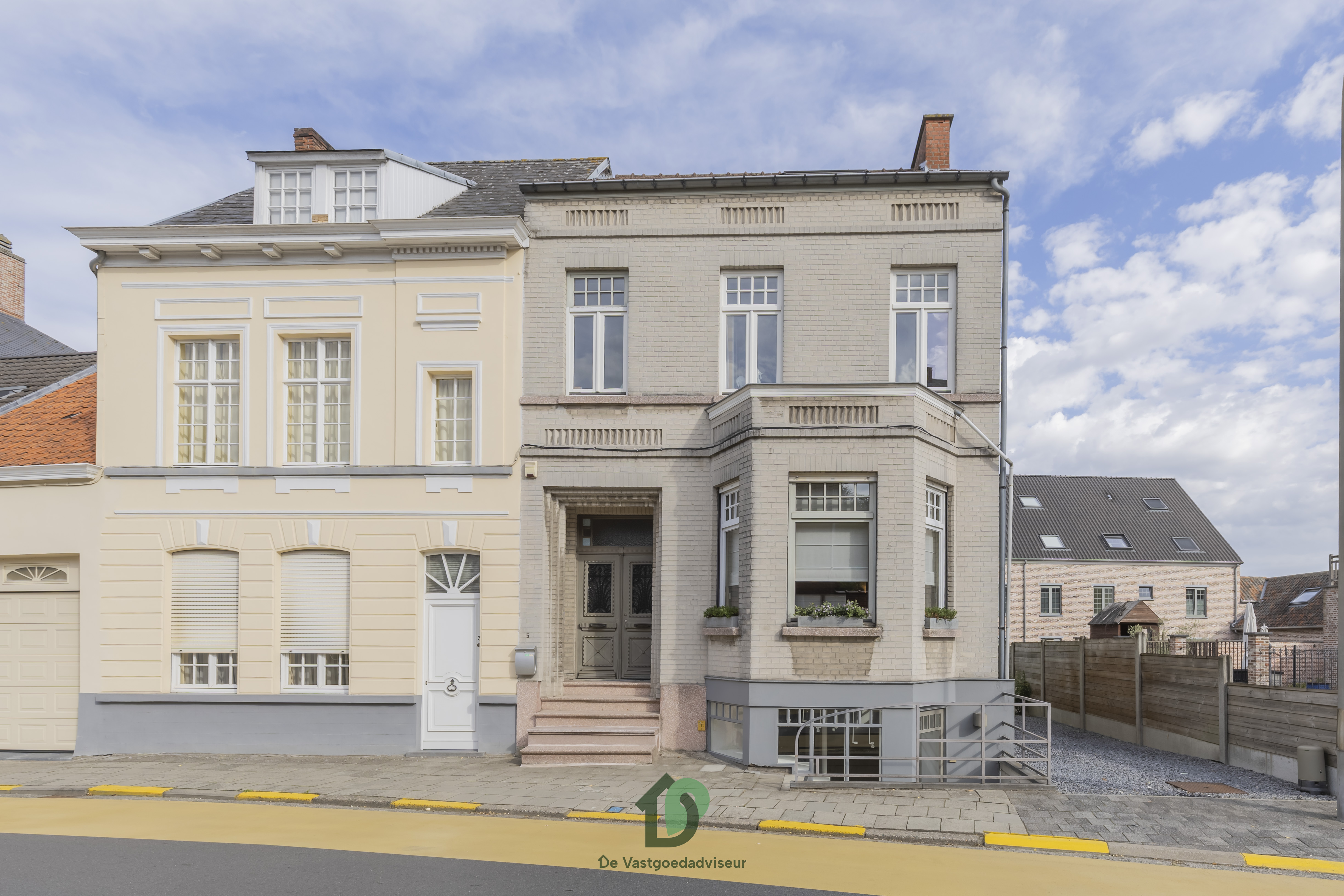 Ruime karakterwoning met praktijkruimte in hartje Laarne