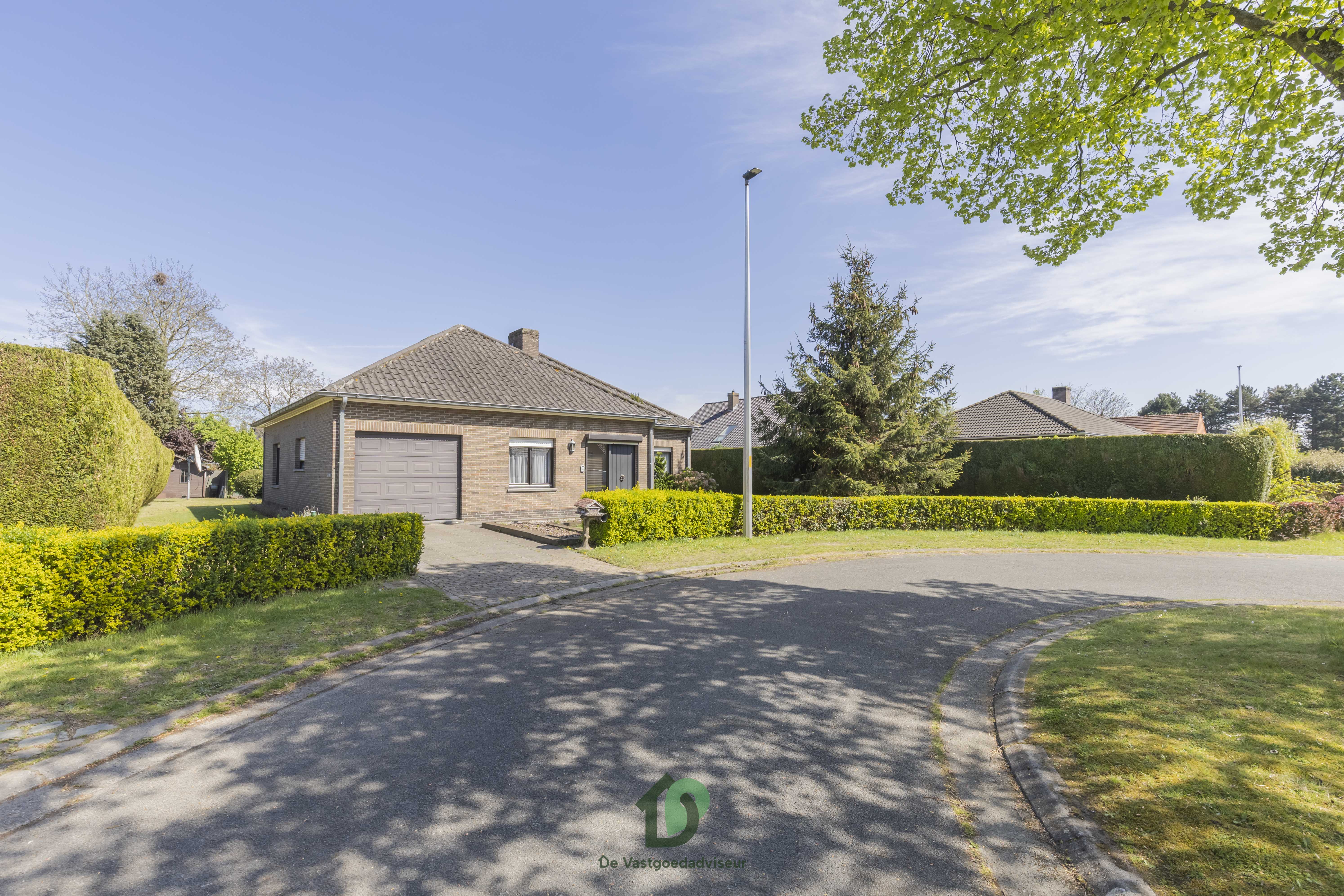 Te renoveren bungalow op mooi perceel in doodlopende straat