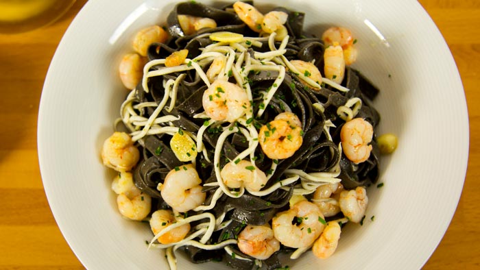 How to Cook Black Spaghetti with Baby Eels (Anguletas)