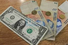 El dólar paralelo se estabiliza mientras la brecha con el oficial se reduce a su mínimo histórico