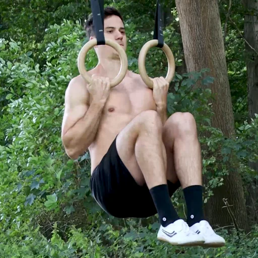 L-Sit Klimmzüge mit angezogenen Beinen an den Turnringen