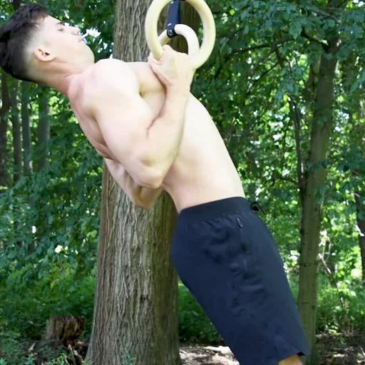 Ring Pull Ups zur Brust