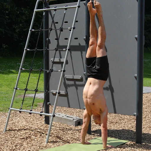 Handstand Aufschwung an der Wand