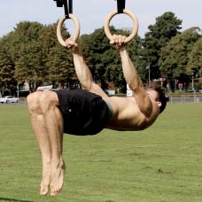 Half Lay Front Lever an den Turnringen