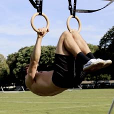 Negative Tuck Front Lever an den Turnringen