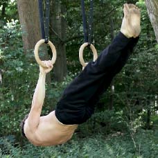 Negativer Front Lever an den Turnringen