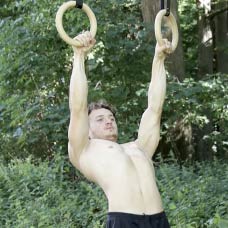 Fortgeschrittene Scapular Pull Ups an den Turnringen