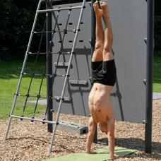 Handstand Aufschwung an der Wand