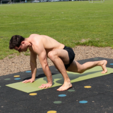 Mountain Climber mit weitem Schritt