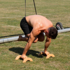 Unterstützte Tuck Planche mit Band