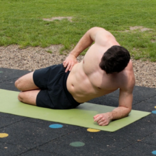 Side Plank Crunches auf den Knien