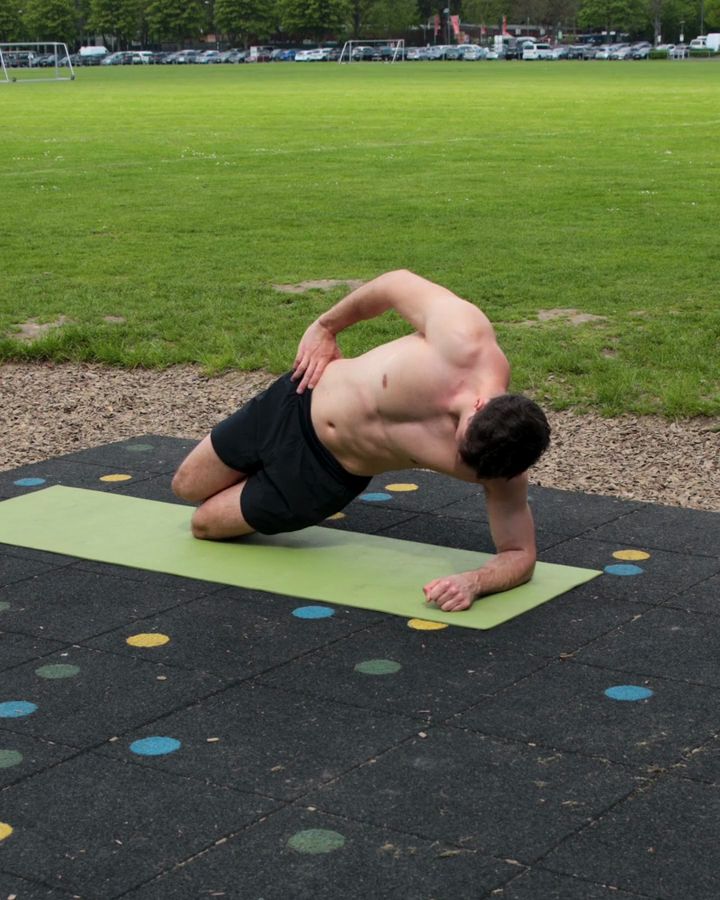 Side Plank Crunches auf den Knien