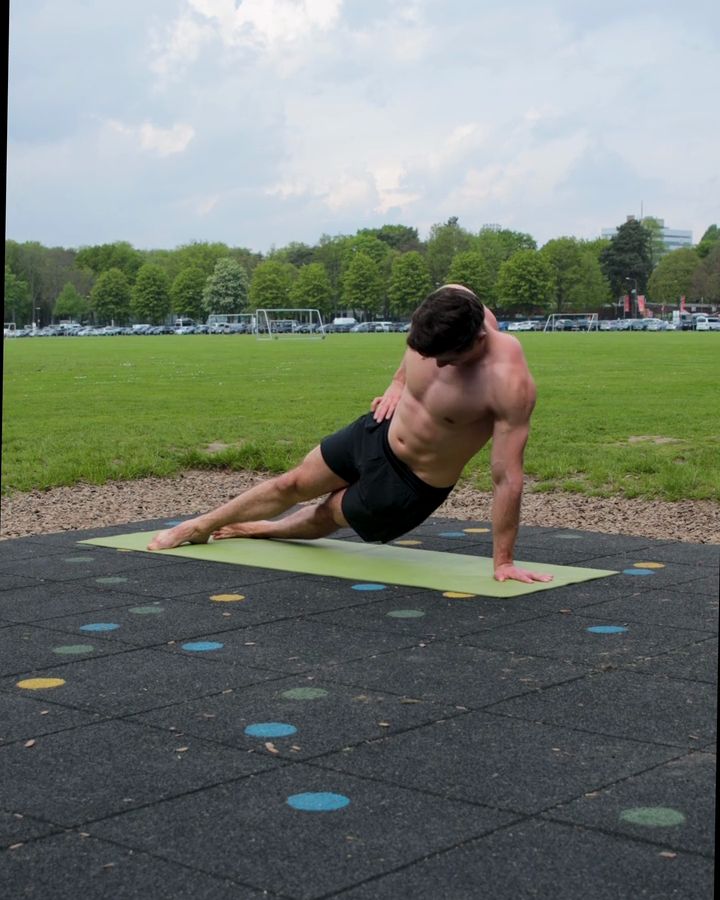 Side Plank Crunches mit gestrecktem Arm