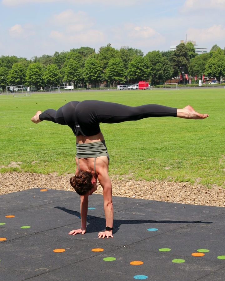 Straddle Handstand Ups