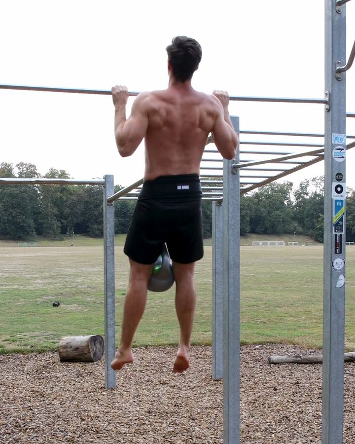 Weighted Pull Ups, Ristgriff Klimmzüge mit Gewicht