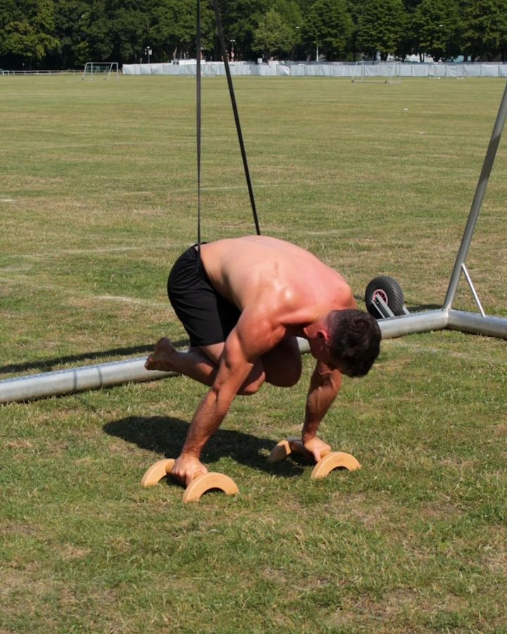 Unterstützte Tuck Planche mit Band