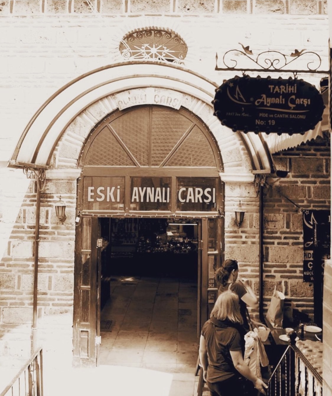 Tarihi Aynali Carsi Pide ve Cantik Salonu