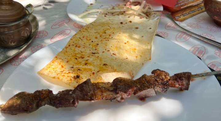 The Salaş ciğer şeftali kebabı (Kebap Evi)