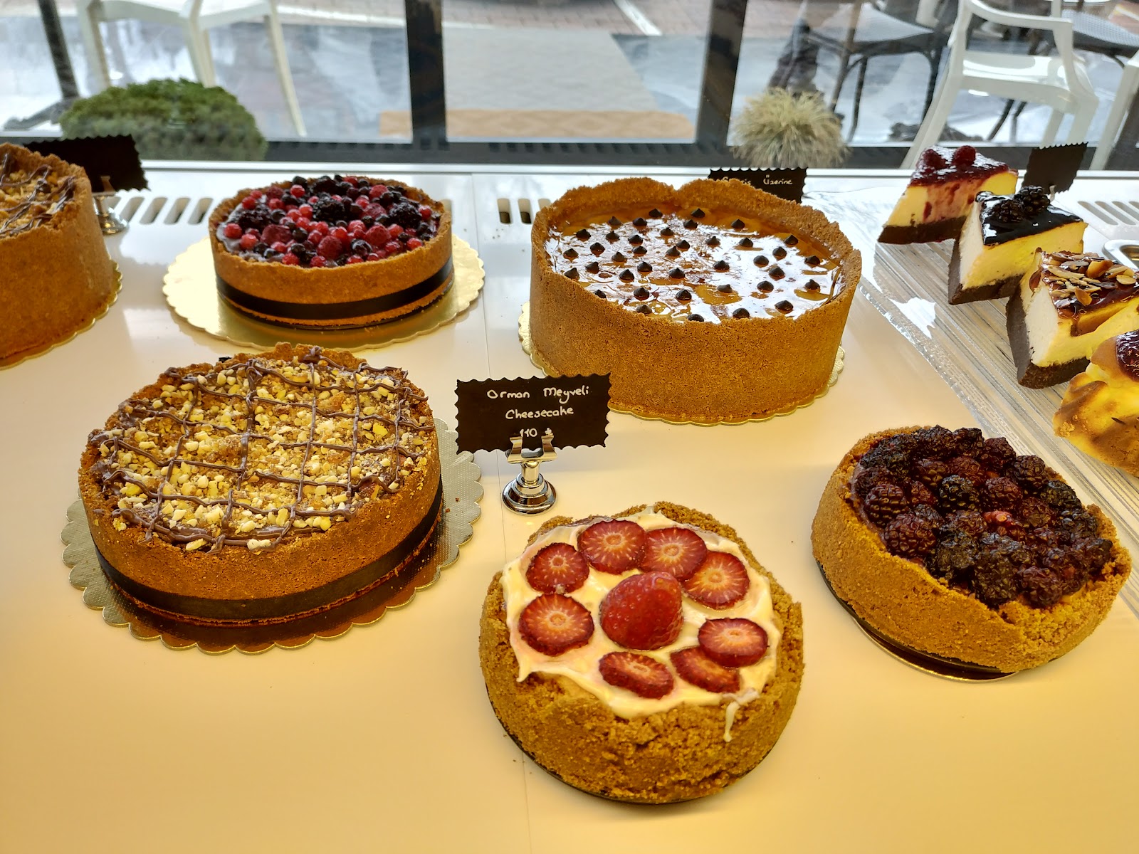 Azelia Patisserie & Pizza