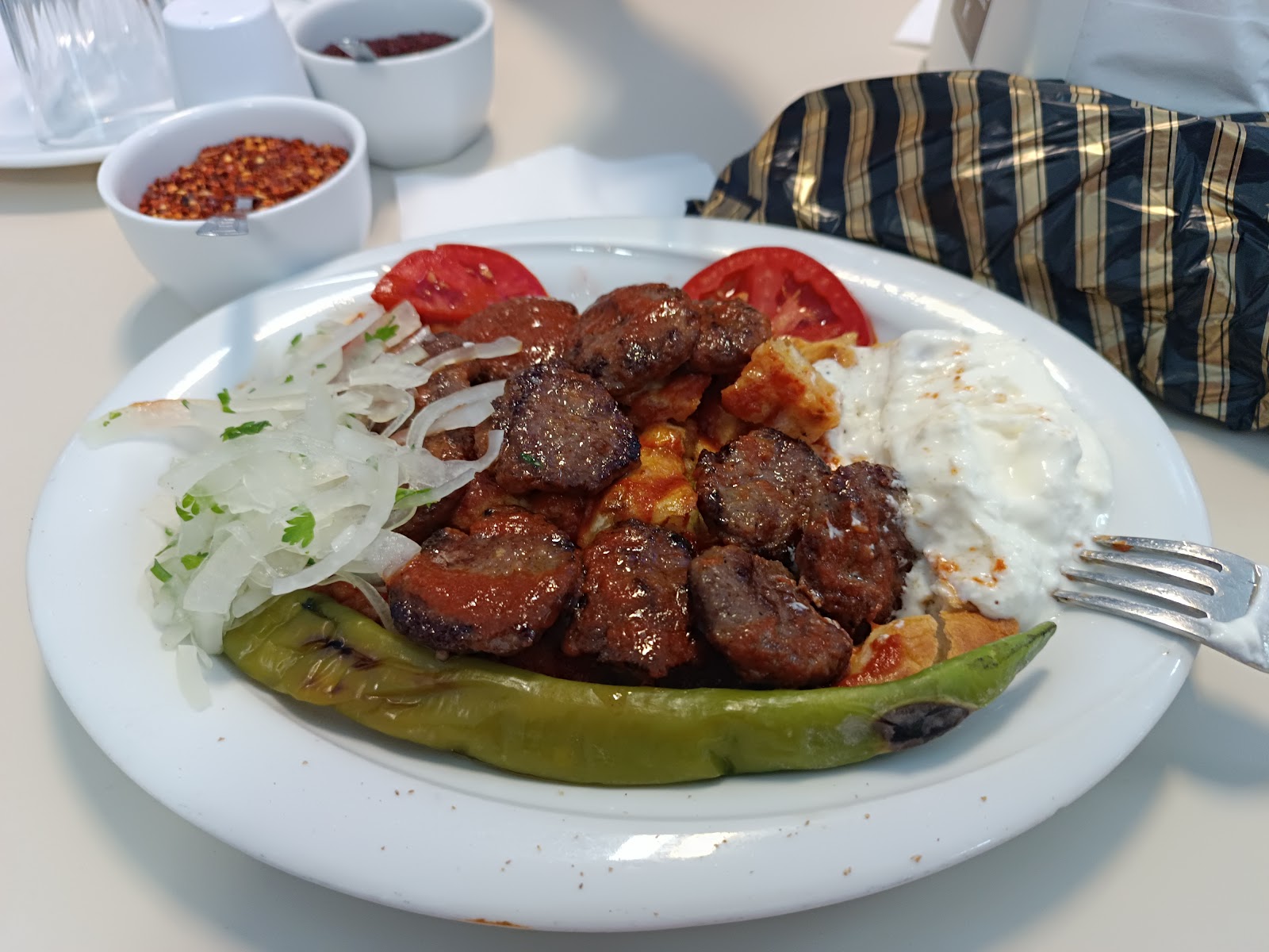 Kebapçı İdris - pideli köfte