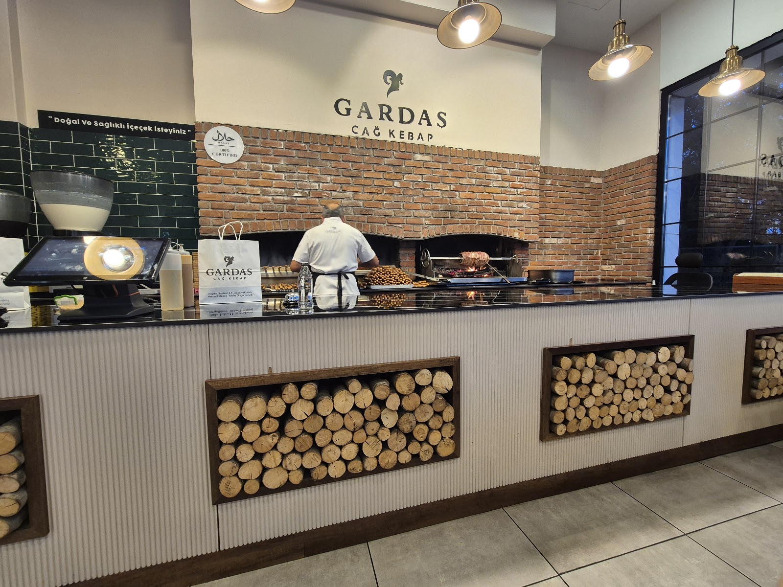 Gardaş Cağ Kebap Bostancı Şubesi