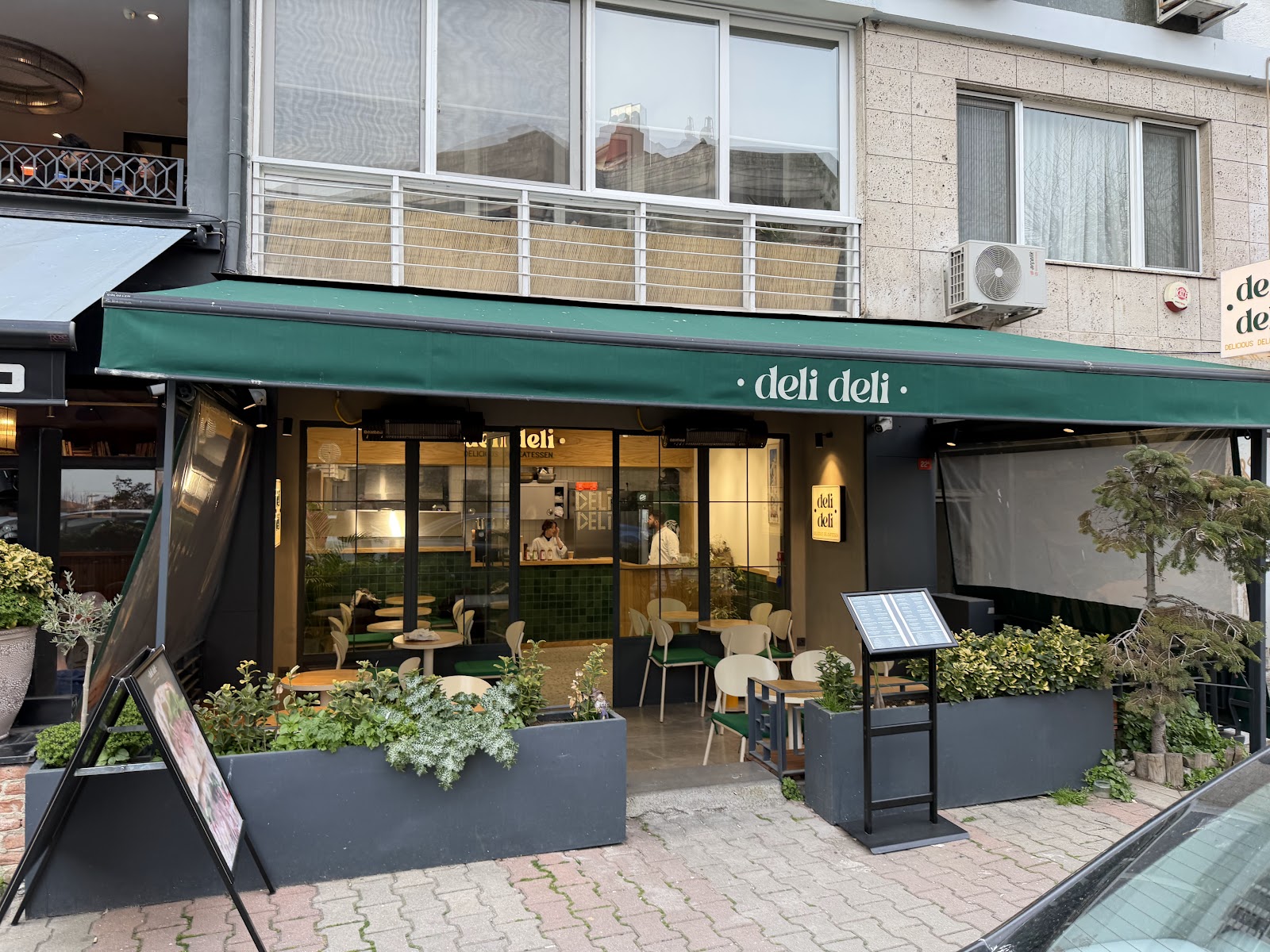 Deli Deli Delicious Delicatessen - Moda