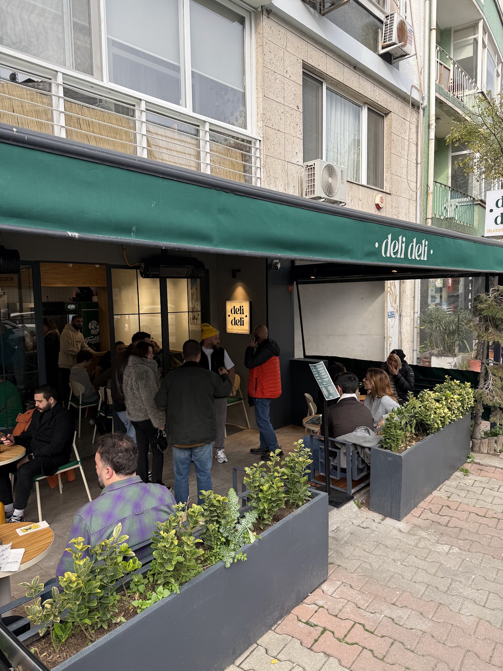 Deli Deli Delicious Delicatessen - Moda