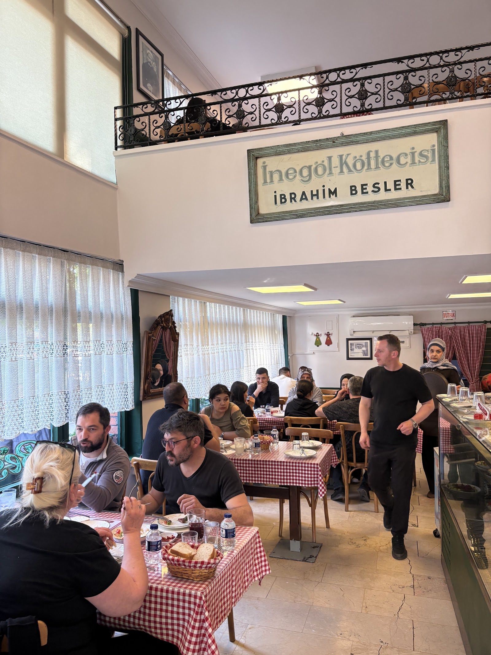 BESLER İNEGÖL KÖFTECİSİ ÇARŞI İÇİ