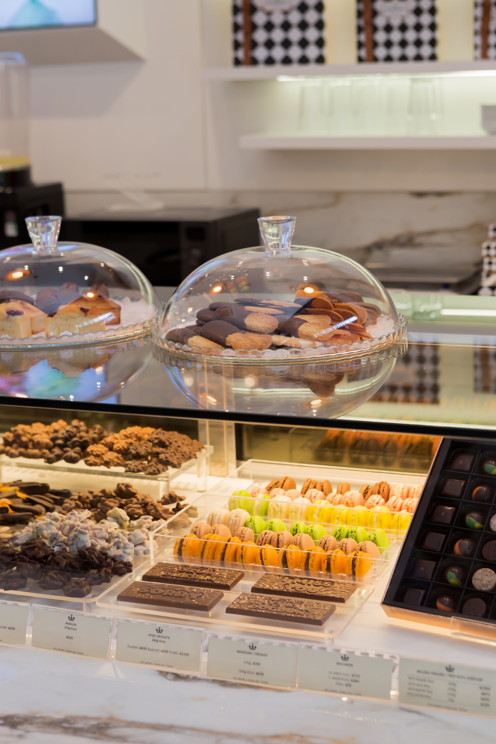 Hermosa Chocolate & Macaron