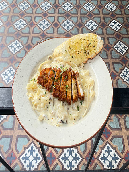 Crispy Chicken Fettuccine In White Sauce