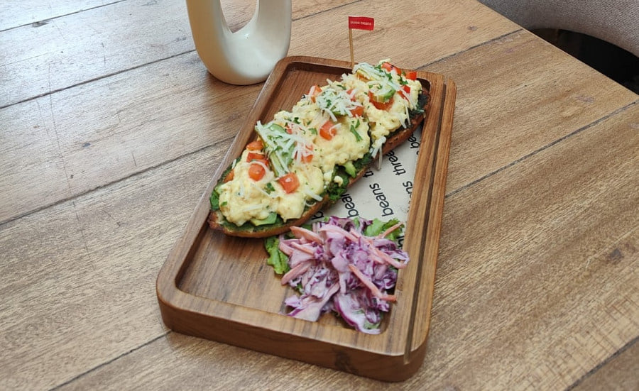 Eggs N Avo