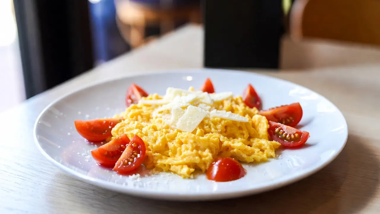 Uova Strapazzate con Pecorino e Pomodorini, plated dish