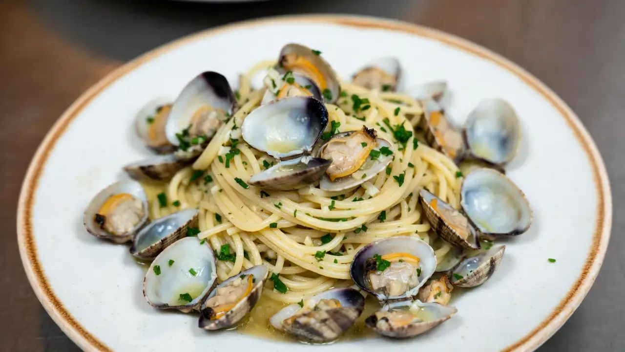 Spaghetti alle Vongole (Spaghetti with Clams), plated dish