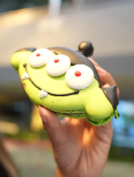 Vampire Alien Macaron