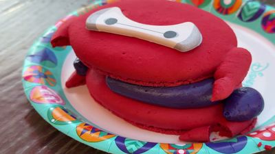 Seasonal Baymax Macaron — photo from a ParkEats review