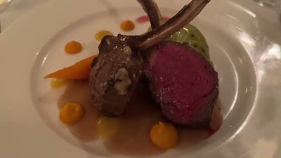 Carré d’agneau rôtie en cocotte, choux vert frisé farci aux champignons des bois et châtaignes, jus court au thym frais
