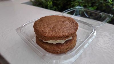 Carrot Cake Whoopie Pie