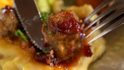 Kjøttkaker med Tyttbær Syltetøy: Norwegian Meatballs with Lingonberry Jam