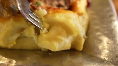 Potetstappe Med Brun Saus: Mashed Potatoes and Brown Gravy
