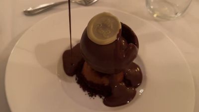 Sphère de chocolat au lait, glace au chocolat, sauce tiède au chocolat et cognac