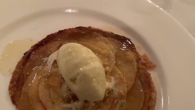 Tarte aux pommes fine, crème d’amandes, glace vanille