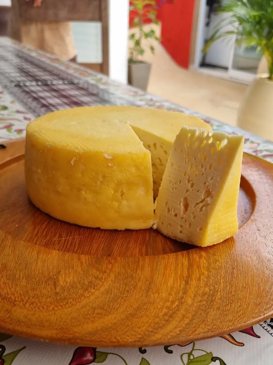 Queijo Furadinho - Produto artesanal da Delícias da Roça