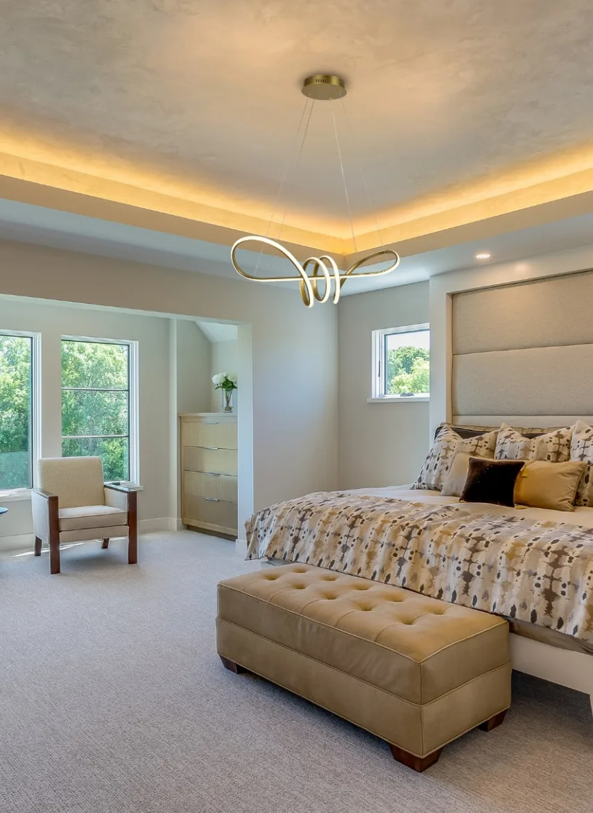Quarto com o lustre Aldem dourado instalado sobre a cama