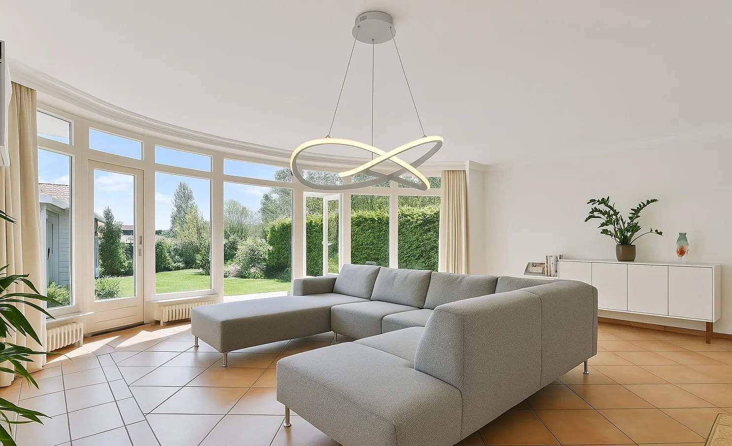 Sala ampla com pendente Arbor branco suspenso sobre o estofado