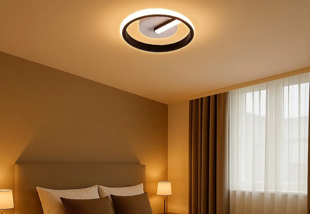 Lustre Timisoara aceso no teto de quarto de casal com iluminação suave