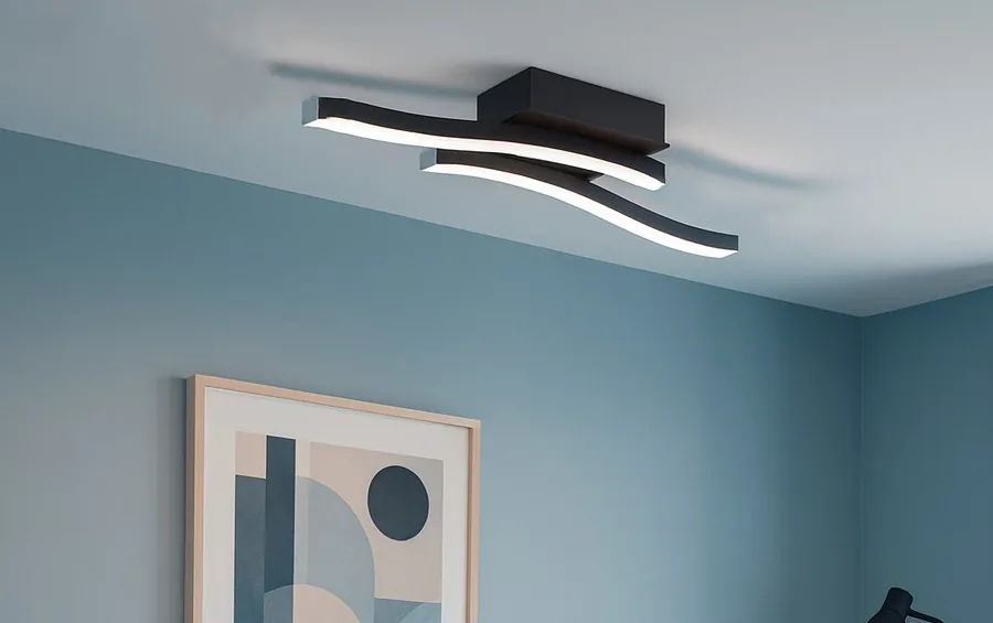 Lustre Jakarta aceso no teto de ambiente moderno com parede azul