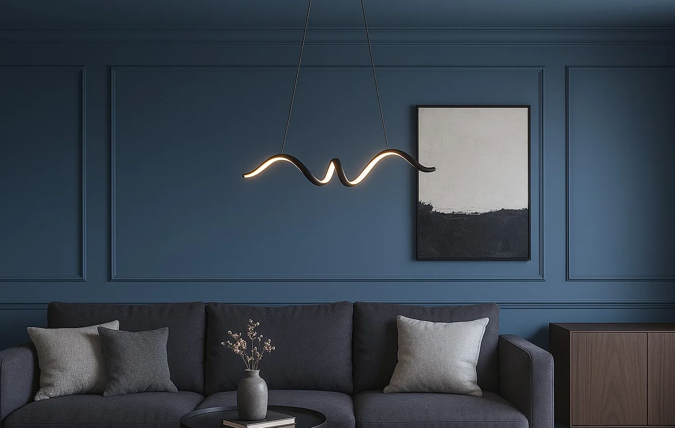 Lustre Zagreb aceso sobre sofá em sala de estar com parede azul
