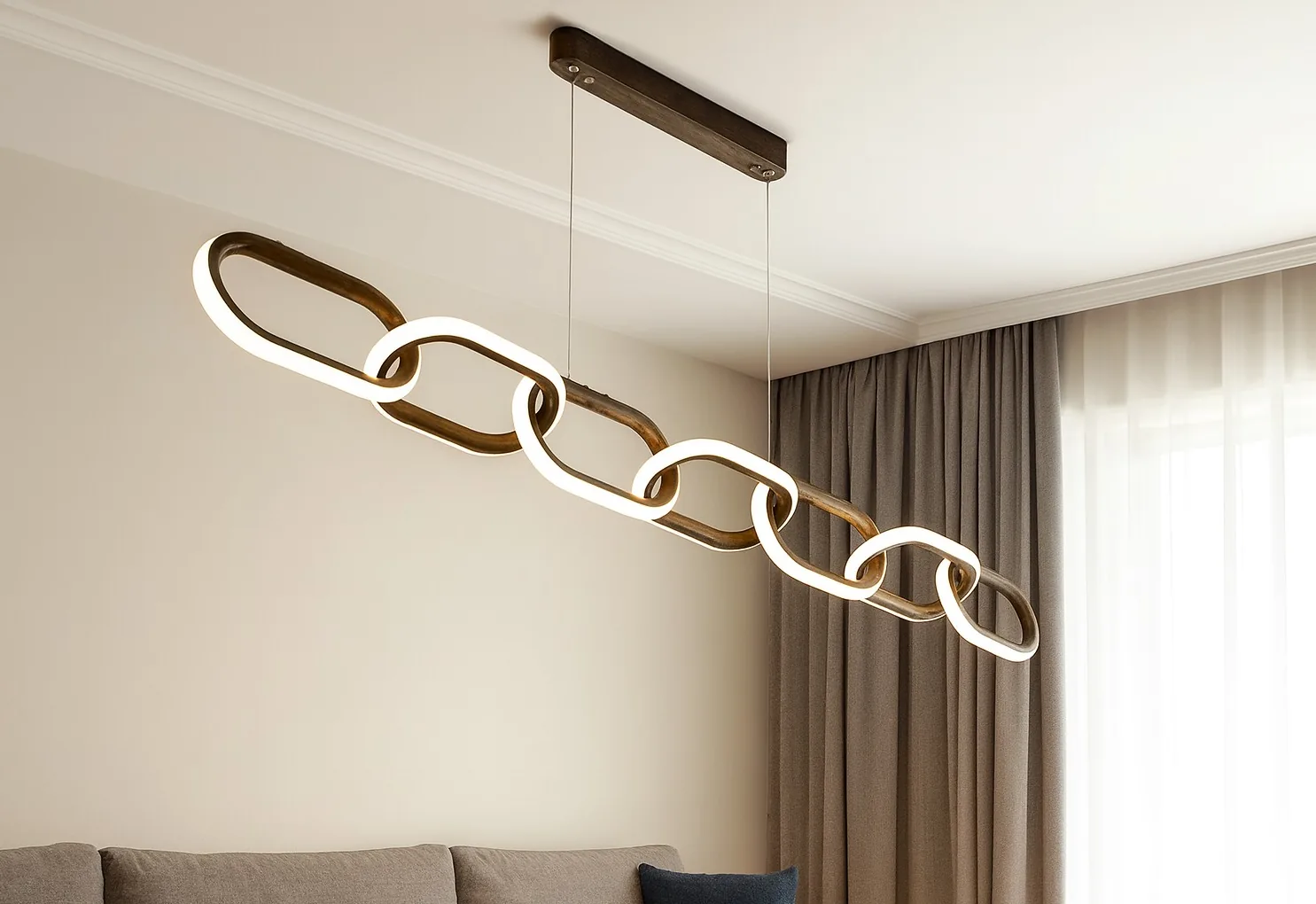Lustre Lublin aceso suspenso em ambiente com cortinas e sofá neutro