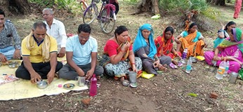 श्रमिक दिवस : जिला पंचायत सदस्य प्रभा साहू ने बगीचा मे मजदूरों के साथ खाये बोरे बासी  नदिया के तीर अउ पेड़ के छाँव,जिला पंचायत सदस्य प्रभा साहू एखर नाव 