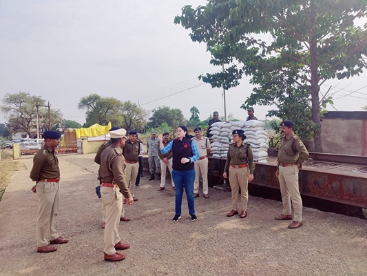 KCG पुलिस अधीक्षक अंकिता शर्मा ने स्ट्रांग रूम का किया निरीक्षण  3 दिसंबर को होगा मतगणना, सुरक्षा का पुख्ता इंतजाम 